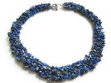Wunderschöne Splitterkette aus dem Edelstein Lapislazuli mehrreihig