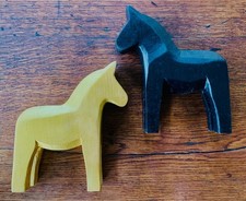 2 x Dala-Pferd aus Schweden Holz 19 cm, gold & schwarz handgeschnitzt Vintage!