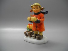 Hummel Mädchen mit Schlitten