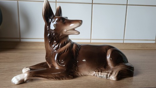 Figur liegender schäferhund - figur, schäferhund"