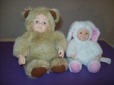 2 x Puppe Anne Geddes Bär und Hase Baby im Tierkostüm Hase  sitzend