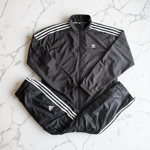 Adidas trainingsanzug - 🖤,