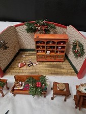 Antike Puppenhaus Weihnachten. Weihnachtsstube Vintage Miniaturmöbel Deko.