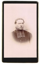 Fotografie Pastor im Talar 