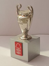 3D MINIATUREN UEFA Nottingham Forest Champions league 45 mm TROPHY auf Podest  