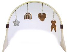 The Little Green Sheep Runder Spielbogen Charms Set Rainbow Honey aus Birkenholz