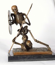 Bronze Figur Menschliches Skelett Krieger mit Speer und Schild Totenkopf Schädel