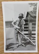 Altes Foto Frau mit Stahlhelm