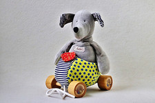 Sigikid Maus im Nachziehwagen