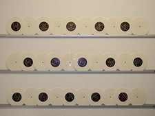 30 x 7" WEISS COLOURED VINYLS / FARBIGE SCHALLPLATTEN ZUM BASTELN / DEKO