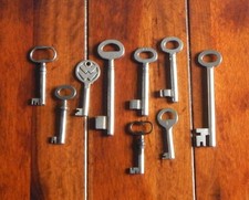 9 alte Tresor- Schrank- und