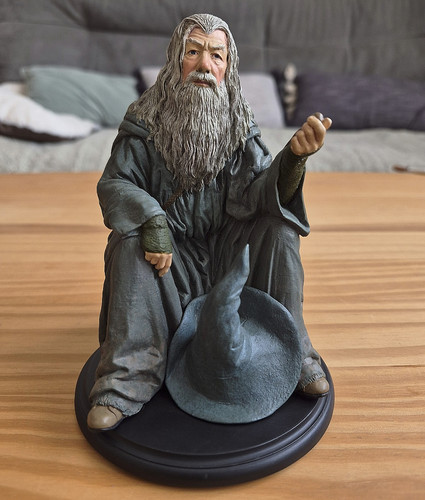 Gandalf statue weta workshop - statue,