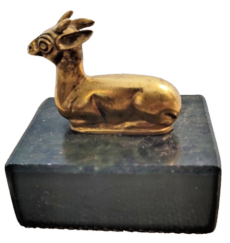 Kleine tierfigur rehkitz - rehkitz, auf