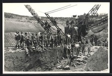 Foto-AK Gruppenbild Bergmänner vor einem Bagger 