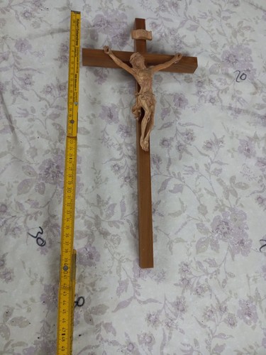 Holzkreuz mit geschnitzter