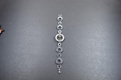 Moderne damenarmbanduhr von - moderne,