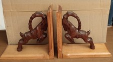 Buchstützen. Zwei Steinböcke. Holz geschnitzt. Maße ca. 19,5 X 18 X 9 cm. 