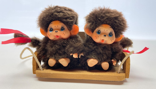Zwei monchichi auf schaukel - zwei,