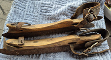 Antike Schlittschuhe Holz-Eisen mit Lederriemen ca. Anfang 20. Jahrhundert