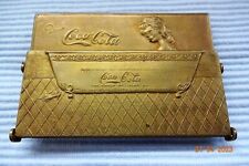 1 TOP COCA COLA EROTISCHE BEDIENUNG SITZEND IM BAD UND AM TISCH GÜRTELSCHNALLE a