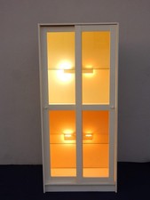 Weiße Holz-Vitrine mit Doppel-Schiebetüren - beleuchtet - 1,80m