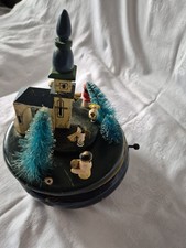 Weihnachten Spieluhr aus Holz mit Kircheund handbemalten Figuren