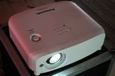 *Panasonic PT-VZ570*Beamer