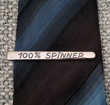 Krawattennadel mit Schrift 100