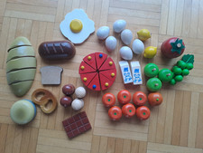 Obst und Backwaren aus Holz für den Kaufmannsladen