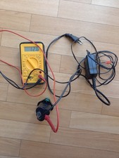 12 v = 2000 mAh Li- ion Akku, mit Ladegerät 15 V; 1,2 A.