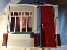 Ein großes älteres Spielhaus Spielzeug Rollenspiel Kinder