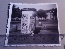 Altes Foto junge Frau lehnt an