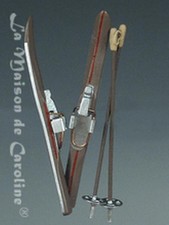 Ski in rot mit Stöcken