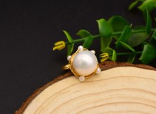 B15 Ring aus Golddraht gewickelt mit weißen Süßwasserperlen
