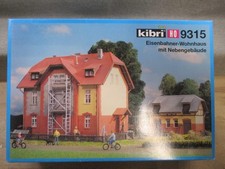 Kibri H0 9315 Bausatz ungebaut Eisenbahner-Wohnhaus mit Nebengebäude in OVP