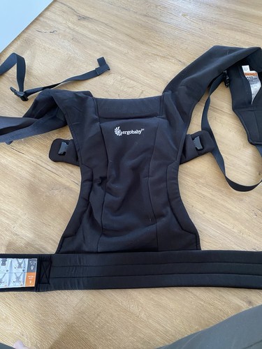 Schwarze babytrage der marke - schwarze,