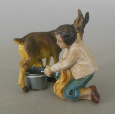 Junge (4 cm) mit Ziege melken und Eimer für Krippenfiguren Größe 8 cm - 9 cm 