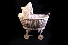 alter Vintage Korb Puppenwagen Stubenwagen Puppenbett Sonnendach Retro Rattan