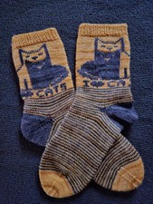 Handgestrickte Socken 36/37 aus Strumpfwolle mit aufgesticktem Katzenmotiv