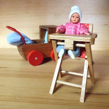 Puppenstube Biegepüppchen Baby 6 cm groß mit Kinderwagen und Hochstuhl aus Holz