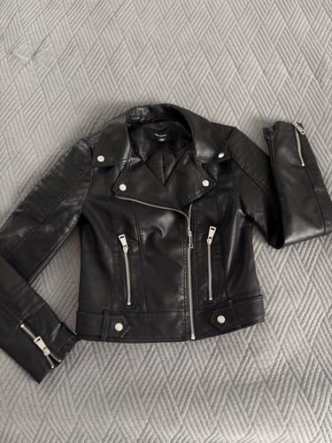 Schwarze kurze lederjacke - schwarze,