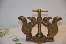 Nußknacker Eichhörnchen mit Nußpresse Messing / Bronze