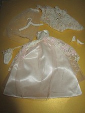1266) BRAUTKLEID+JÄCKCHEN+SCHLEIER+BEUTEL+SCHUHE+BÜGEL BARBIE UA 29cm MODEPUPPEN