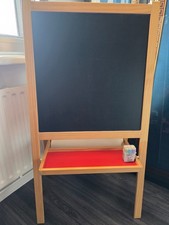 Kindertafel mit Papierrolle
