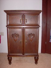 Antiker Grammophonschrank, mit Blumenmotiv, orig. Messinggriffe, oben beschädigt