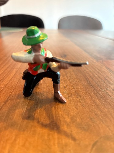 Ddr spielzeug figur kniend - ,
