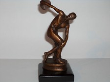 Skulptur" DISKUSWERFER " aus