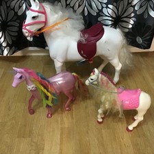 Drei Pferde ein großes 50 ×