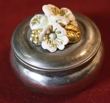 Schöne kleine Dose Schatulle Silber farben mit Blumen Applikationen 