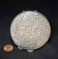 Große flache Puderdose 830